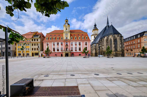 Das Rathaus und die Ev. Stadtkirche St. Marien am Marktplatz in Weißenfels an der Straße der Romanik, Burgenlandkreis, Sachsen-Anhalt, Deutschland