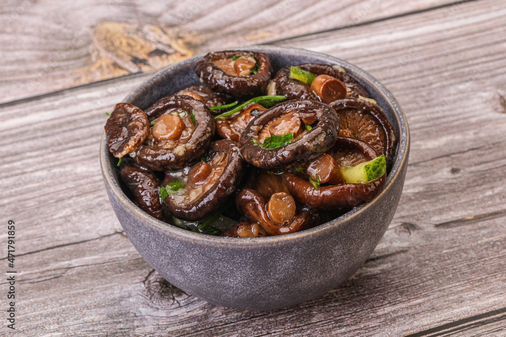 Marinated shiitake mushrooms with herbs Marinated shiitake mushrooms with herbs