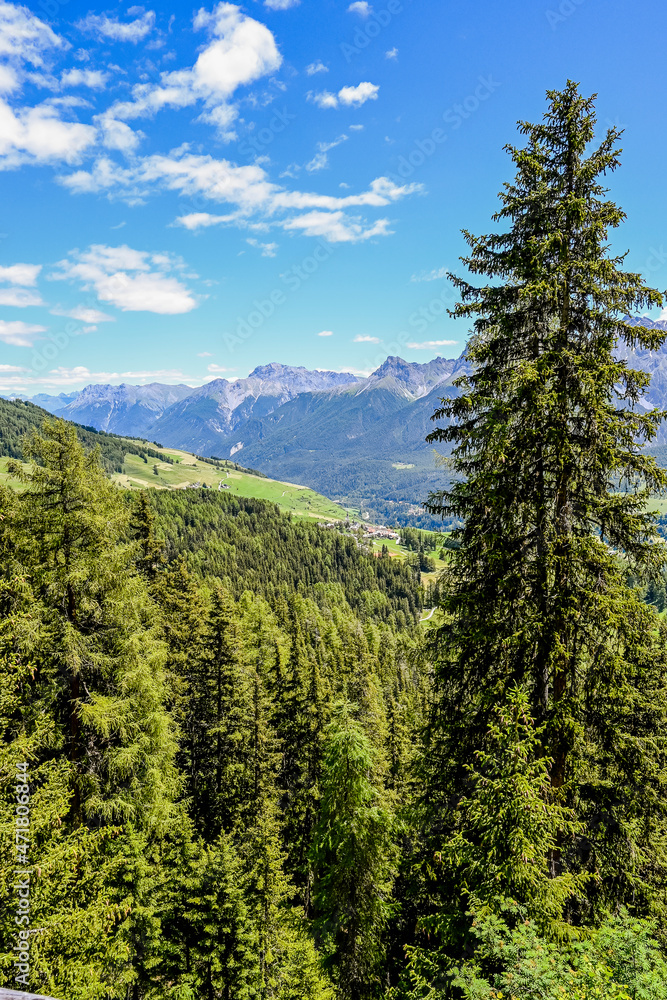 Ftan, Unterengadin, Engadiner Dorf, Engadiner Häuser, Kirche, Wanderweg, Alpen, Sommer, Wanderferien, Nationalpark, Graubünden, Schweiz Ftan, Unterengadin, Engadiner Dorf, Engadiner Häuser, Kirche, Wanderweg, Alpen, Sommer, Wanderferien, Nationalpark, Graubünden, Schweiz