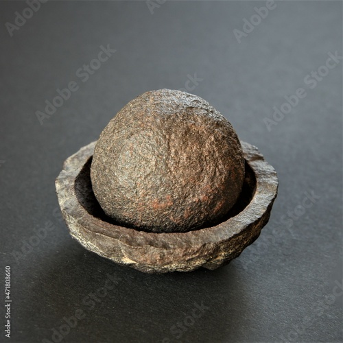 Rarität und Teil einer Steinsammlung -  Kugelförmiger Stein  in einer Schala - Vom Wind geschliffen und erschaffen - Seltenes Fundstück aus der Sahara-  photo
