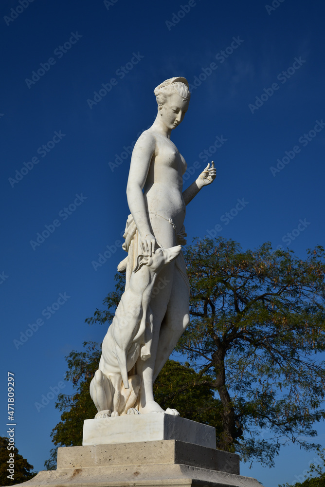 Statue de marbre blanc au jardin des Tuileries à Paris, France Statue de marbre blanc au jardin des Tuileries à Paris, France