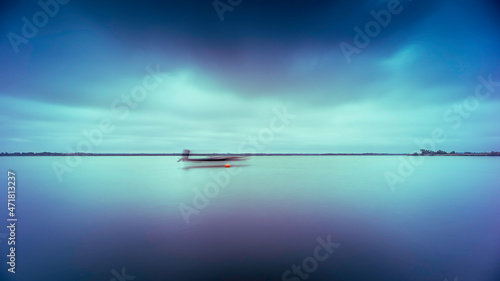 Le village de pêcheurs barque longue pose photo