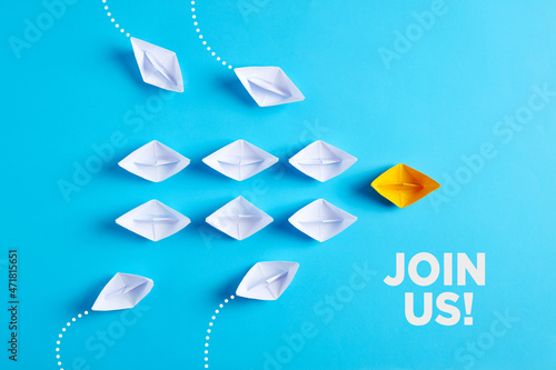 Konstfotografi Paper boat leads white paper ships with new ones joining the team