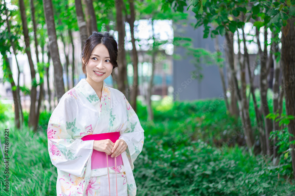浴衣を着て街を歩く若い女性 浴衣を着て街を歩く若い女性