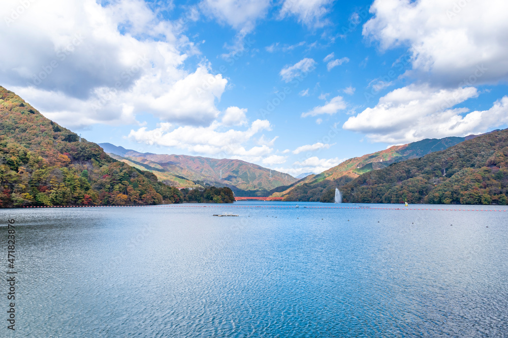 紅葉と青空が美しい群馬県みどり市の草木湖