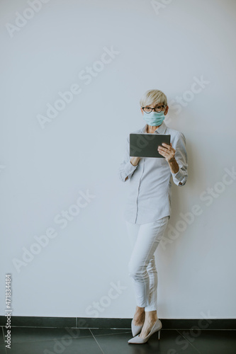 Mature woman with protectiv...