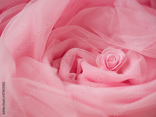 Tulle rose avec fleur rose pour fond et arrière-plan doux et féminin - mariage, amour et saint-valentin