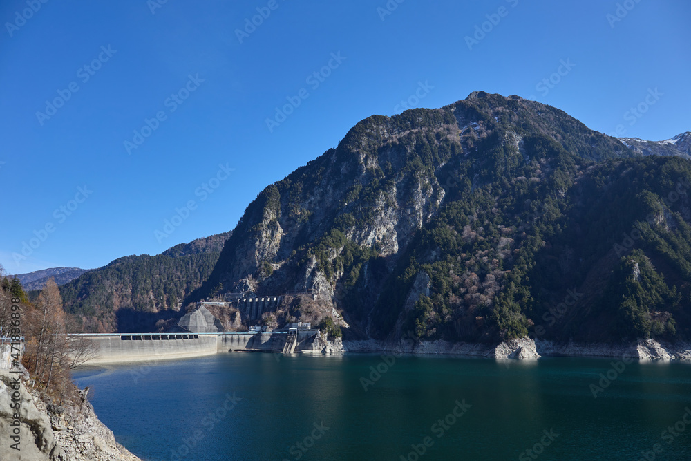 秋（11月） カンパ谷の吊り橋付近から見た黒部ダム 富山県