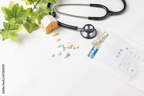 医療イメージ。カプセル状の飲み薬と聴診器。