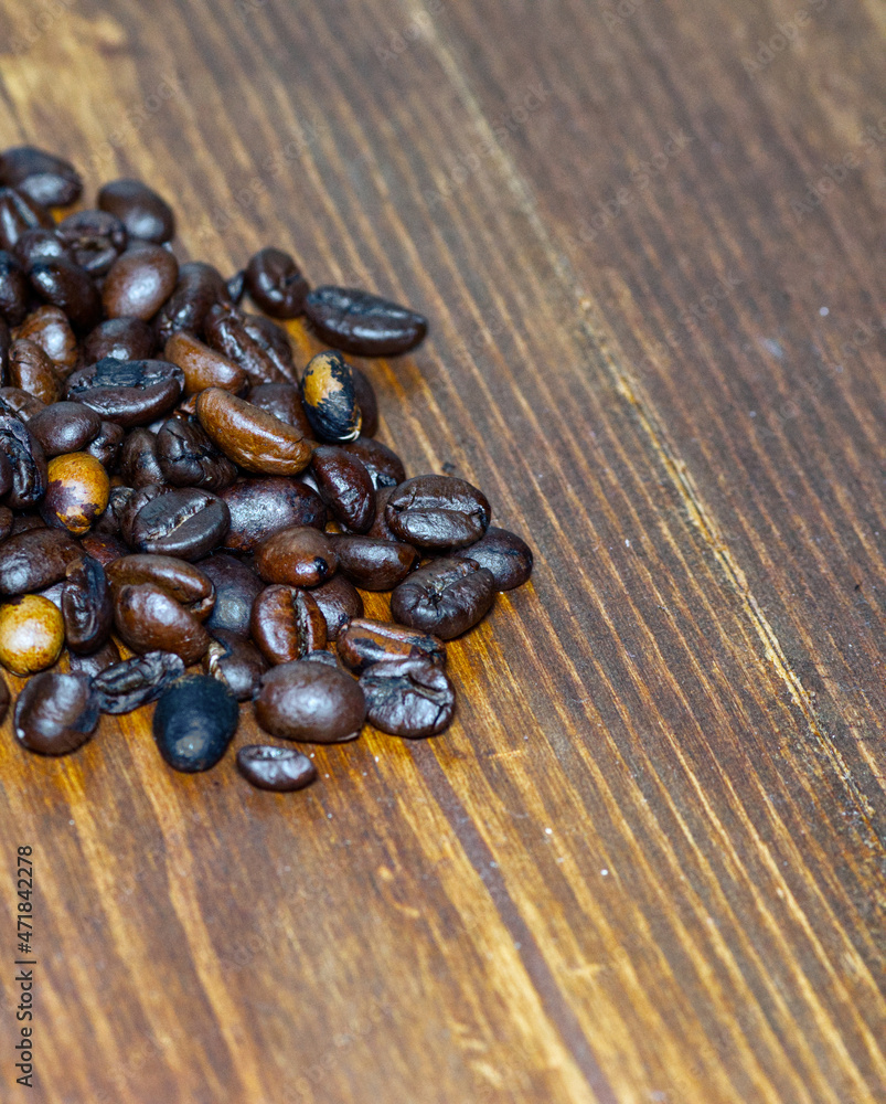 Obraz premium coffee beans lying on the kitchen counter