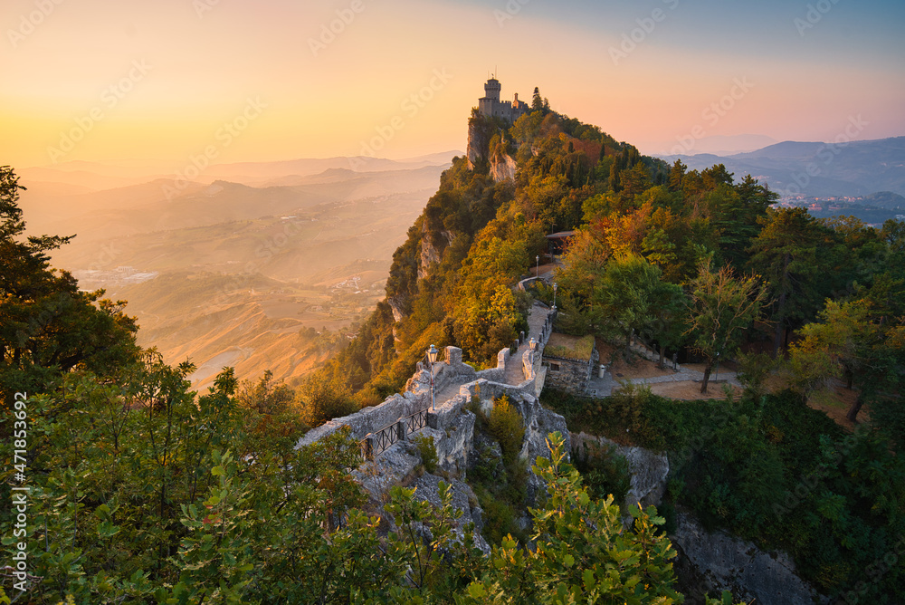 Obraz na płótnie San Marino in golden morning light at sunrise w salonie