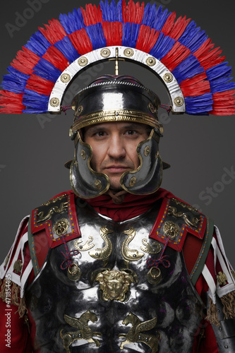 Tableau sur toile Roman centurion dressed in iron armor and colorful plumed helmet