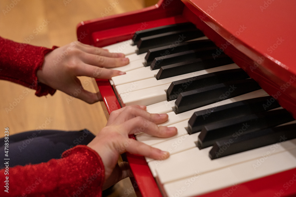 Fototapeta premium Pianoforte suonato da mani di bambina