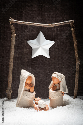 Crèche de noël minimaliste sur de la neige