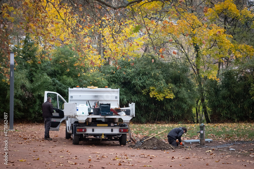 Equipe de travail effectuant des réparations dans un parc photo