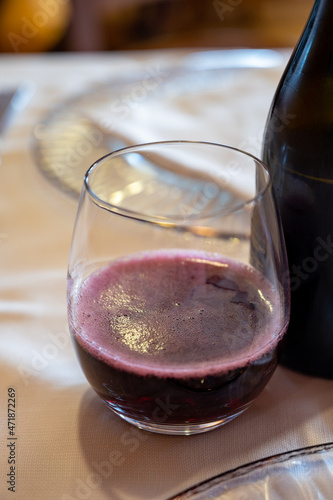 Foto Sparkling wine of North Italy, region Emilia Romagna, red dry or sweet Lambrusco