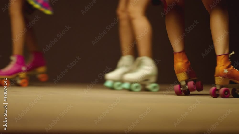 Vidéo Stock Female legs in roller blades, skating fast at the roller