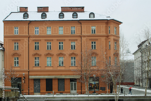 Facciata di palazzo sul Breg di Lubiana con nevicata intensa photo