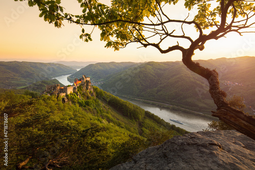 Fényképezés Aggstein castle ruins above the Danube in Wachau, Austria