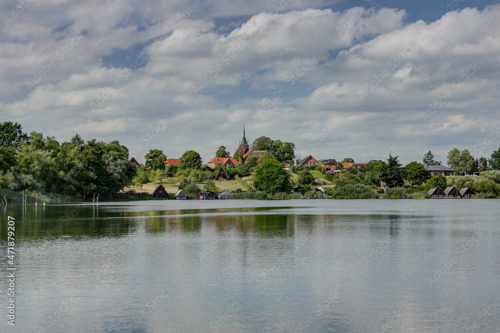 Idyllic on the southwestern shore of lake Plätlinsee lies the small village Wustrow. On the hill above the lake rises since 1896 a brick church.