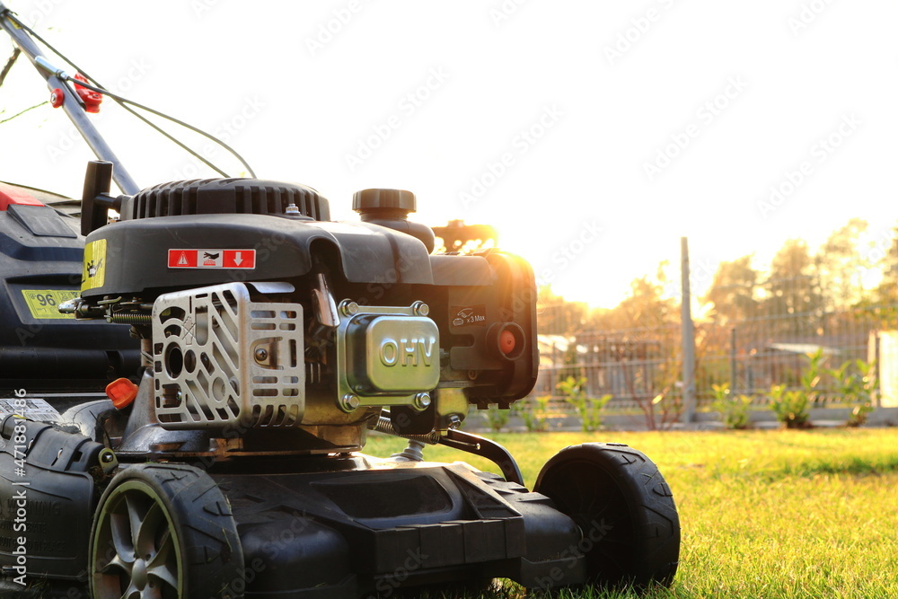 Naklejka premium lawnmower. Kosiarka spalinowa. 