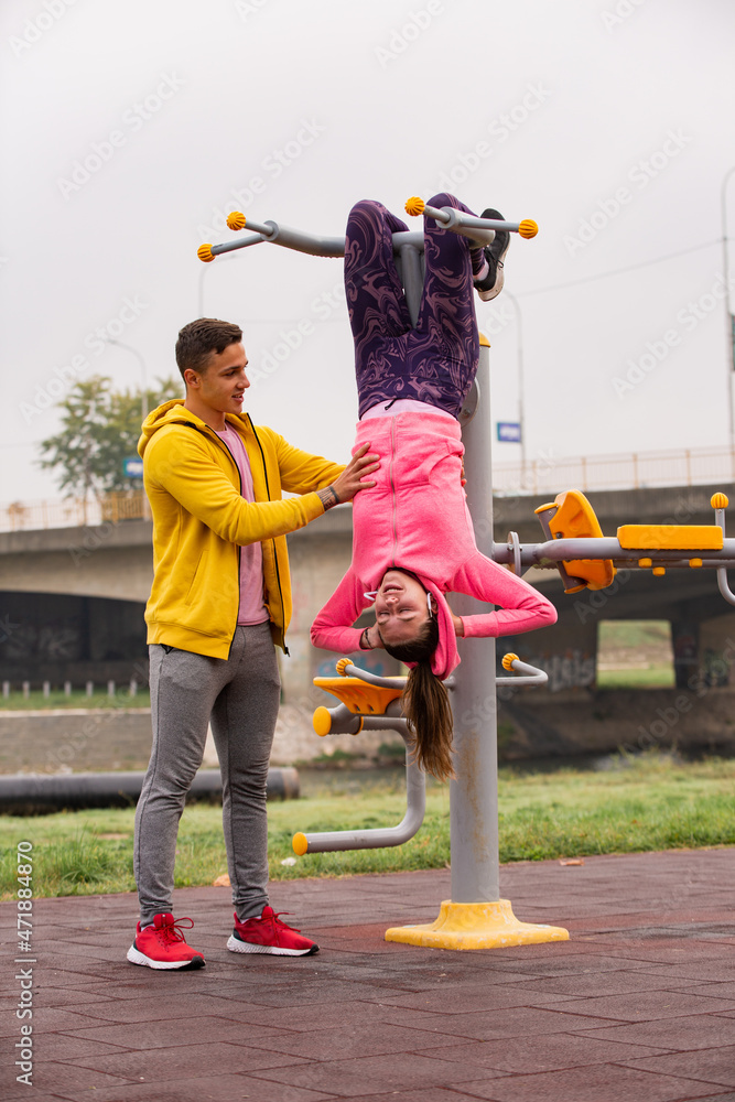 Obraz premium Helping her for the abs exercise