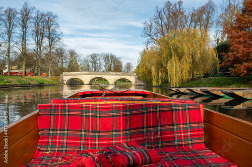 Fotografie A private punting tour along Cambridge Backs on the River Cam in the city of Cambridge, UK