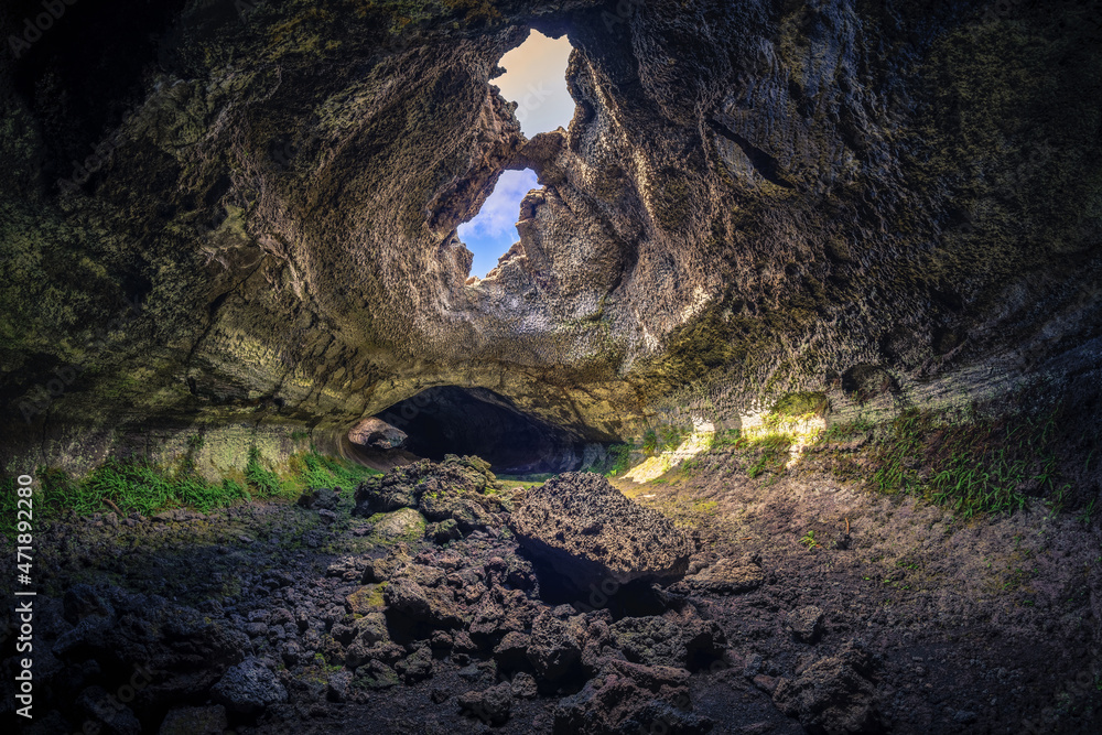 Obraz premium Grotta dei lamponi Etna