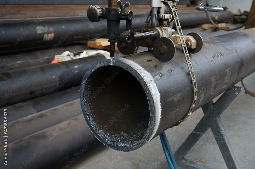 Mechanized, precise cutting of large diameter steel pipe using special equipment autogen, circular motion of the cutting part Mechanized, precise cutting of large diameter steel pipe using special equipment autogen, circular motion of the cutting part