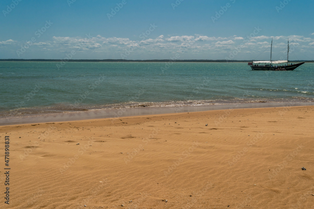 vista de praia com muito sol areias escuras e barco vista de praia com muito sol areias escuras e barco