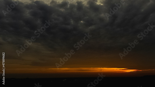 hora dorada con cielos de nubes oscuras