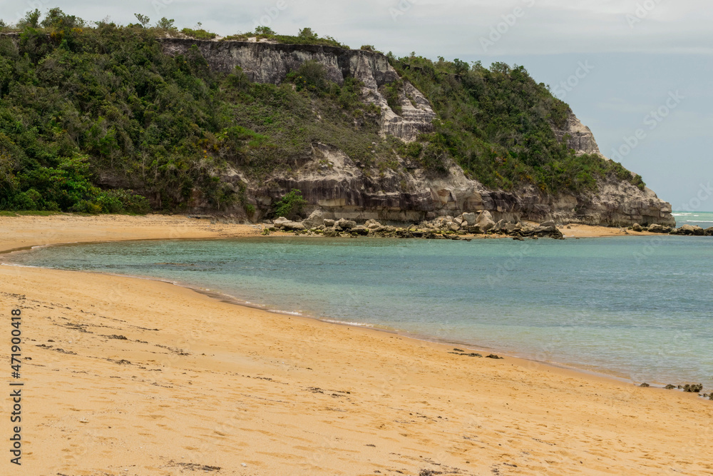 Fototapeta premium Linda vista de praia com mar, montanhas, mata e falêsias