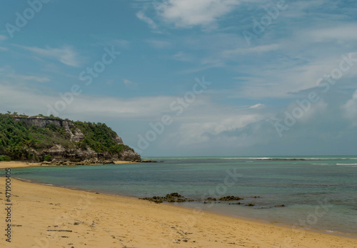 Linda vista de praia com muitas pedras e um c  u azul