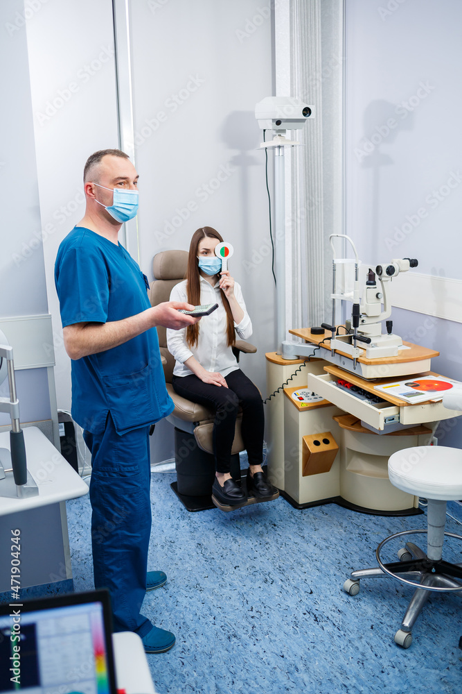 Obraz premium Ophthalmologist consultation in a modern new hospital. A modern doctor working with the patient's health.
