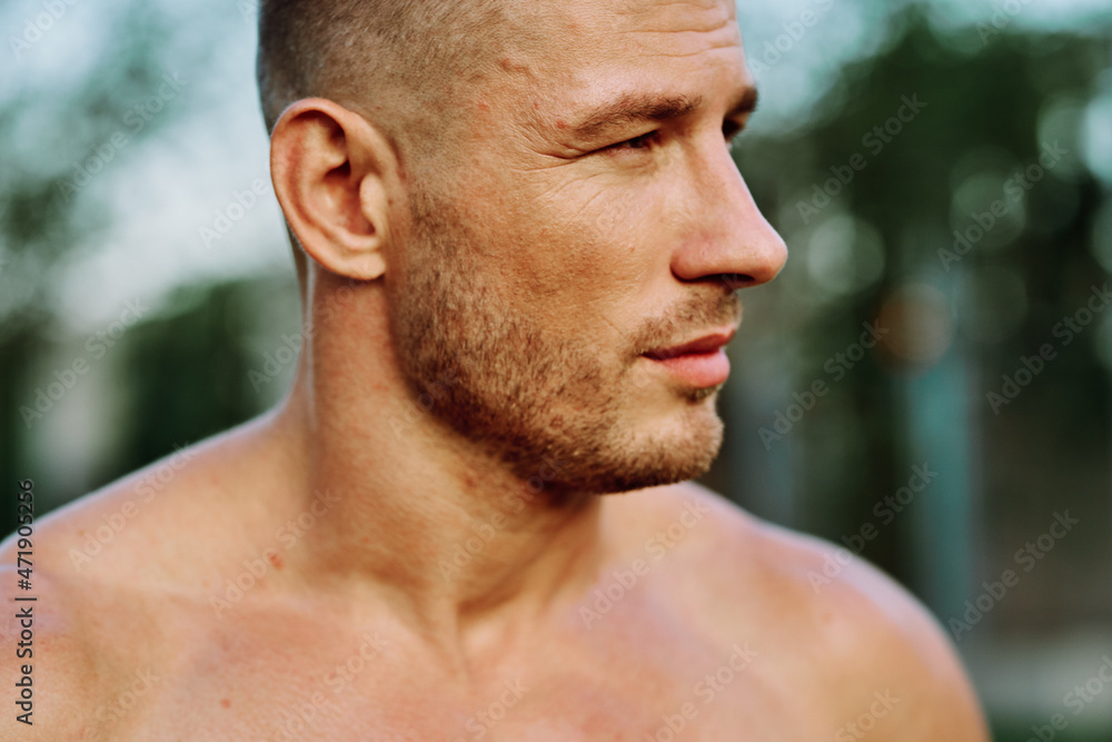 Obraz premium man with pumped up muscular body outdoors health workout