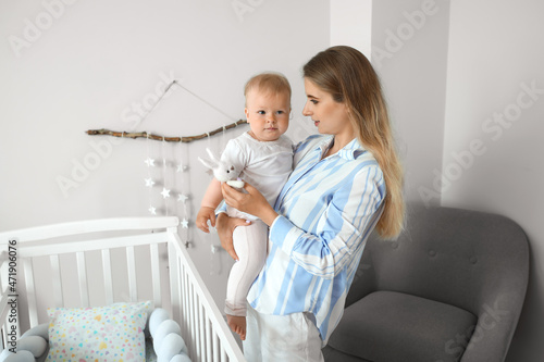 Young mother holding her cu...