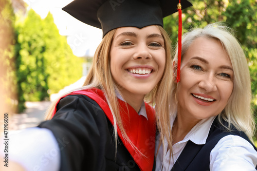 Cuadro en lienzo Happy young woman with her mother on graduation day