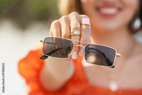 Female hand with stylish je...
