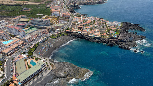 Fototapeta Naklejka Na Ścianę i Meble -  Vista aérea de la costa de Puerto Santiago y playa de La Arena, Tenerife, Canarias.