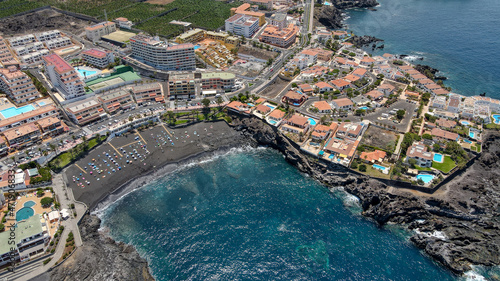 Fototapeta Naklejka Na Ścianę i Meble -  Vista aérea de la costa de Puerto Santiago y playa de La Arena, Tenerife, Canarias.