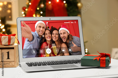 Friends celebrating christm...