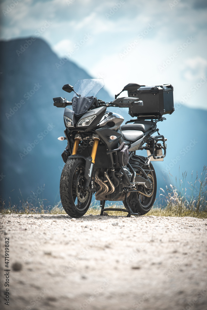 Fototapeta premium Motorrad auf Alpenpass Mangart in Slowenien 