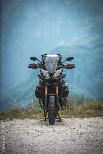 Motorrad auf Alpenpass Mangart in Slowenien 