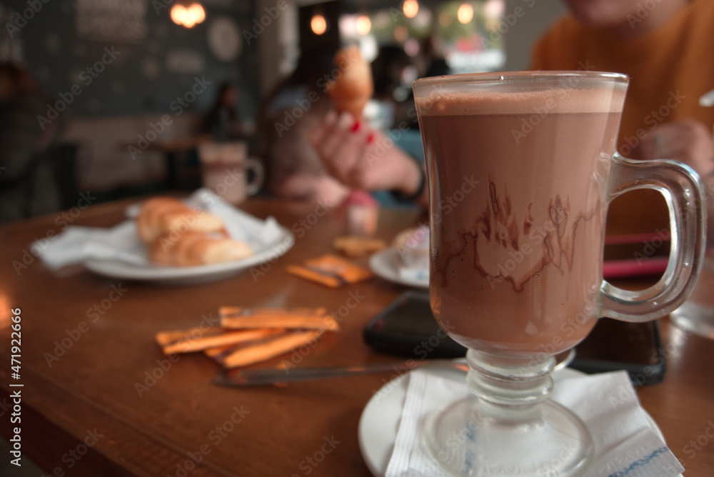 chocolate caliente sobre mesa de bar