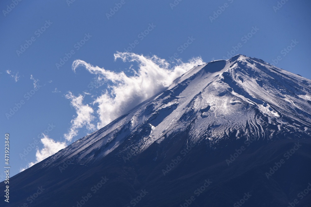 Mt. Fuji is the highest active volcano in Japan and is a symbol of Japan registered as a World Cultural Heritage. Show various beautiful sights depending on the season and place.  