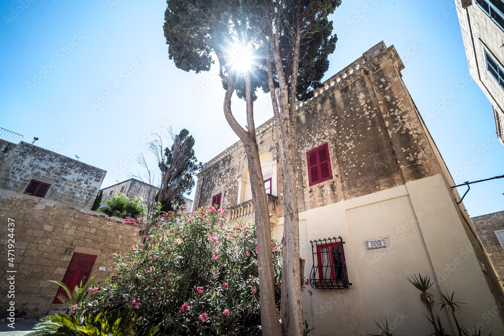Small square and old buildings under sun in Mdina, Malta, the silent city - obrazy, fototapety, plakaty 