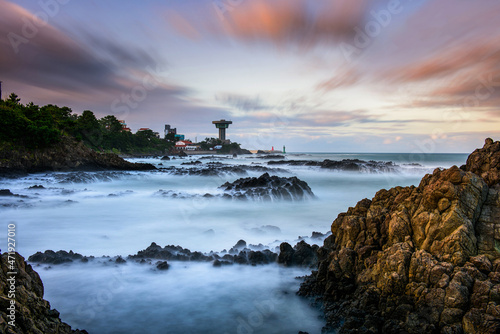 Sea scenery on a good day with waves, Wonderful scenery depicting soft waves with long exposure, South Korea, Gyeongsangbuk-do, the sea of Eupch파도가 좋은 날의 바다 풍경,장노출로 부드러운 파도를 그린 멋진 경치,대한민국,경상북도,읍천의 바다