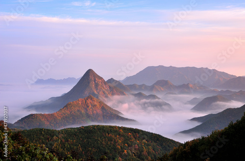 Mountains colored with autumn leaves, gorgeous morning scenery with wonderful peaks, Samguk Yusa-myeon, Gyeongsangbuk-do, Korea, colorful scenery
가을 단풍이 물든 산,봉우리가 멋진 화려한 아침 풍경,대한민국 경상북도 삼국유사면,오색찬란한 풍경