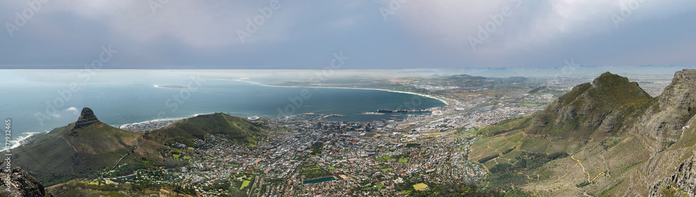 Fototapeta premium Panoramic View of Cape Town from the Top of Table Mountain