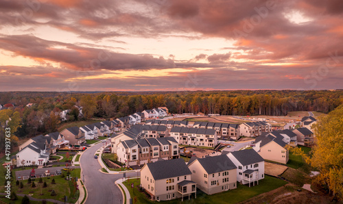 фотографія Aerial view of large multi unit American real estate development in Maryland wit